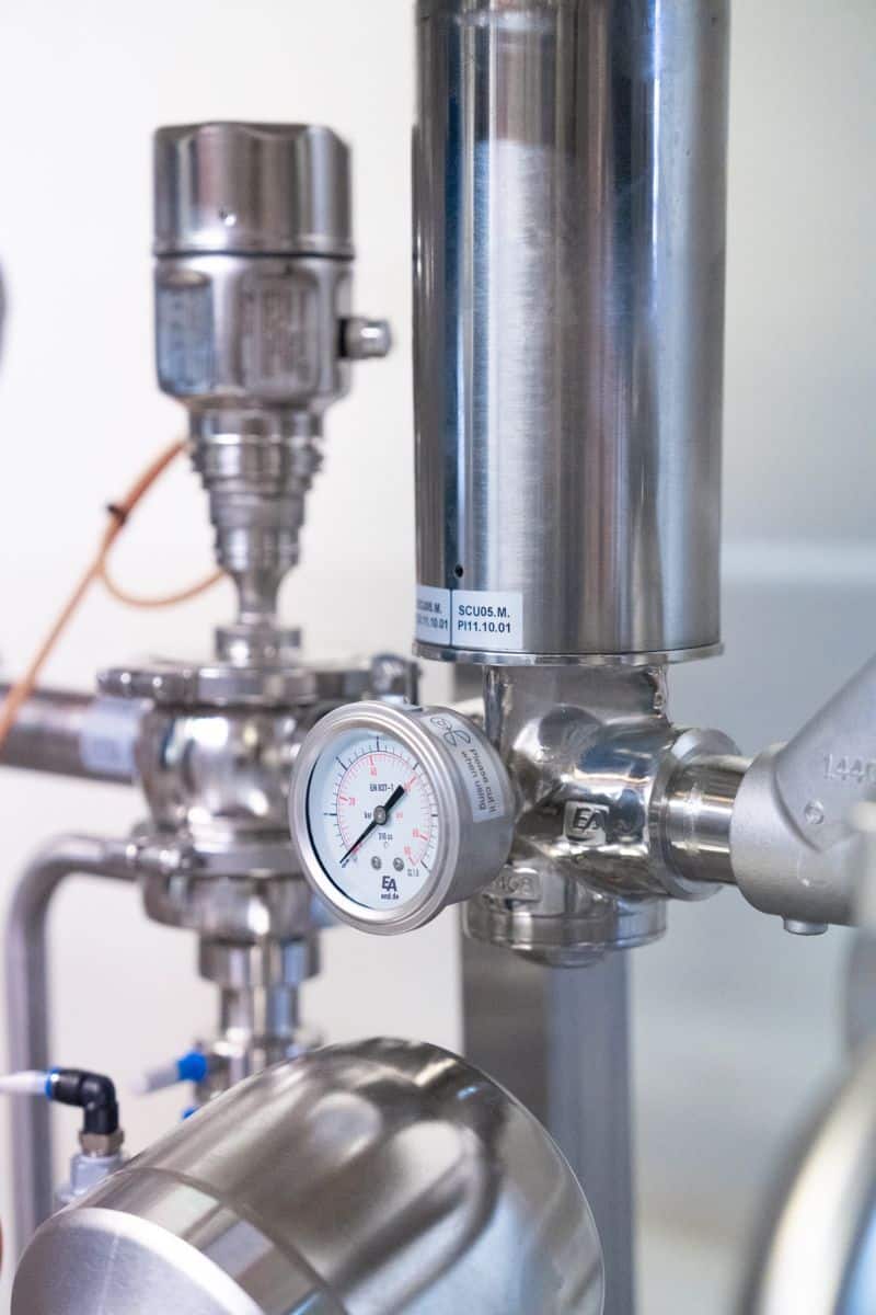 Eine Edelstahlmaschine mit einem Messgerät darauf.