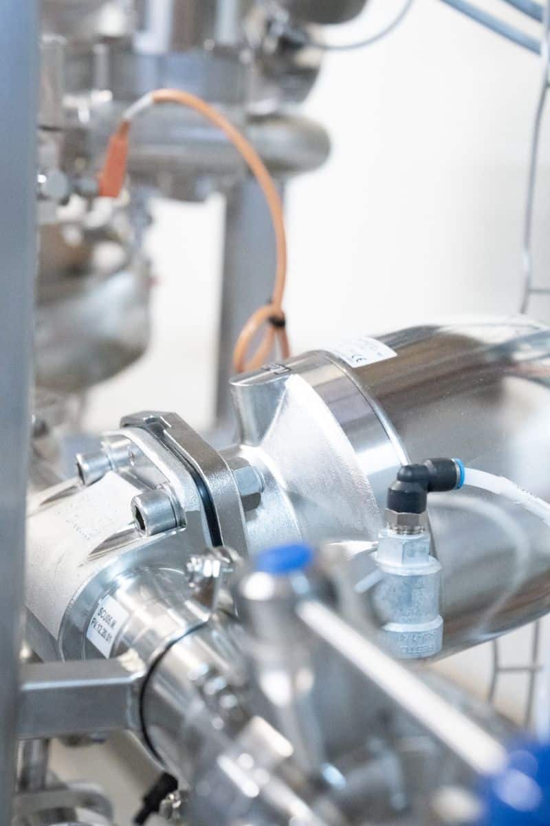 In einer Fabrik wird eine Maschine eingesetzt.