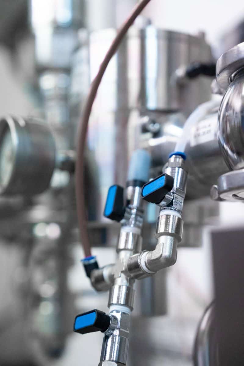 Eine Nahaufnahme einer Maschine in einem Labor.