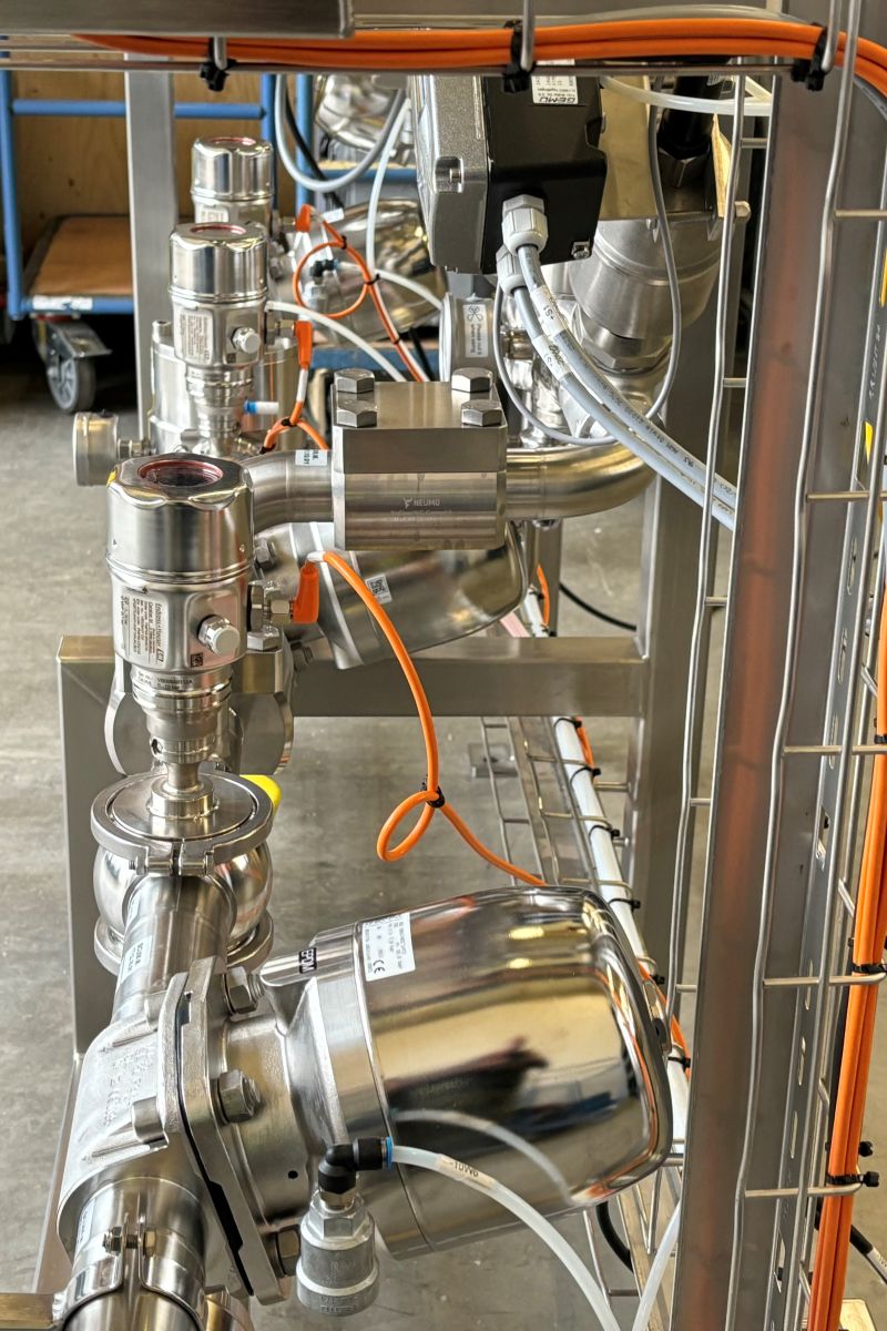 Eine Maschine mit Schläuchen und Rohren in einer Fabrik.