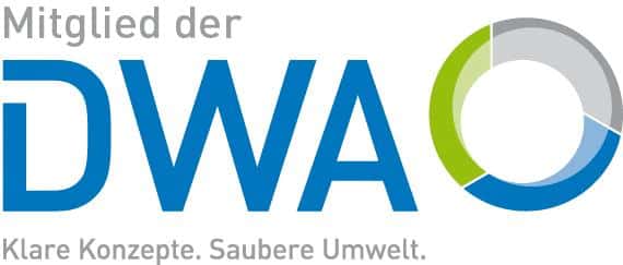 Logo der DWA mit dem Text „Mitglied der DWA“ und „Klare Konzepte. Saubere Umwelt.“ mit einem kreisförmigen Grafikelement in Grün, Blau und Grau, das fortschrittliche Lösungen zur industriellen Rohrreinigung symbolisiert.